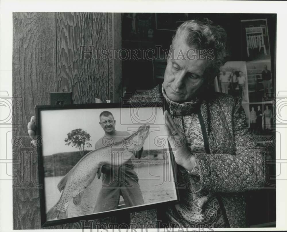 1992 Press Photo Helen Hill, 1000 Islands Museum Employee with Photograph - Historic Images