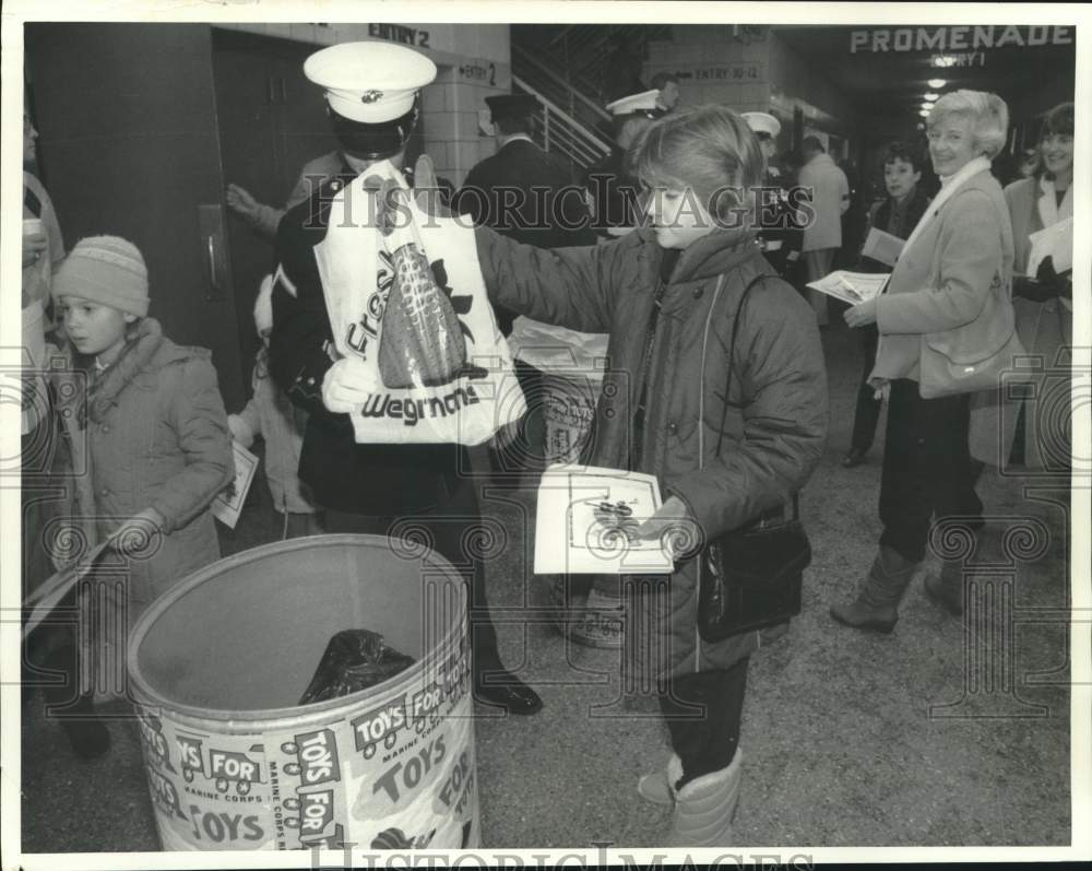 1985 Press Photo Allison Cooper at War Memorial Toys for Tots Drive - Historic Images