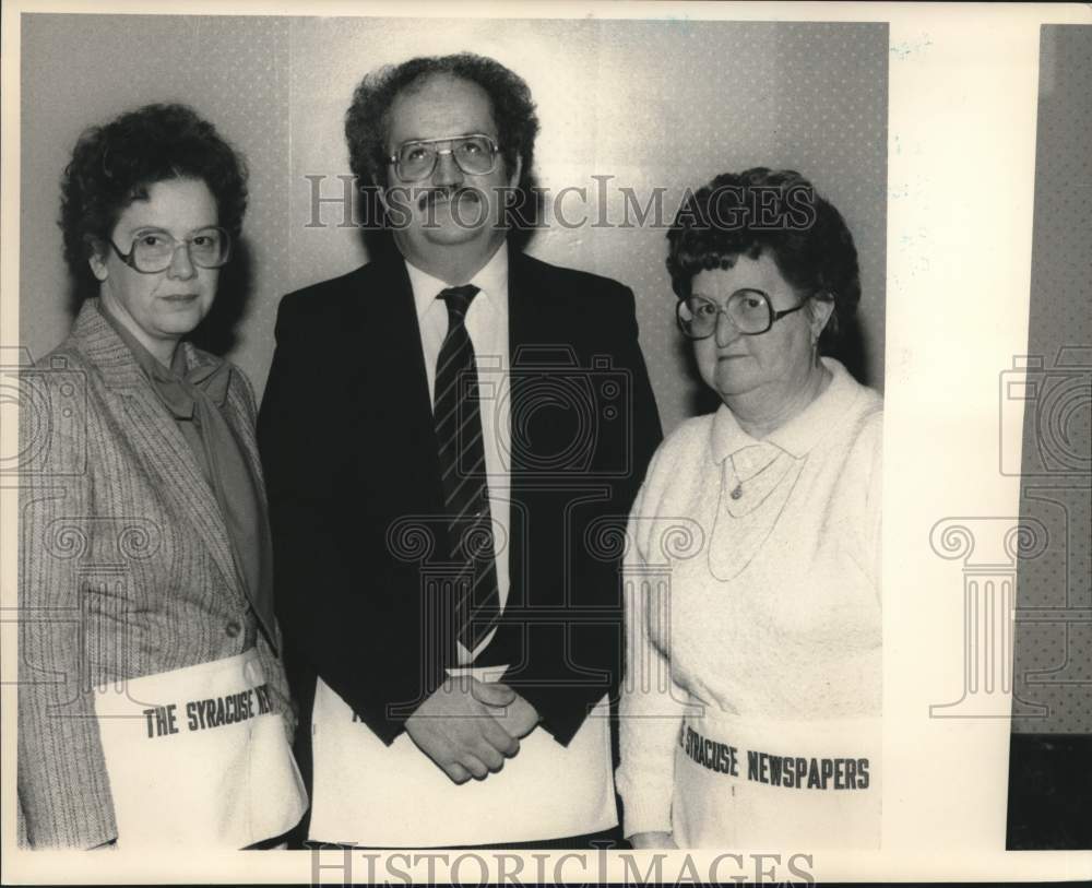 1988 Press Photo Syracuse Newspapers Old Newsboys Members of Syracuse China - Historic Images