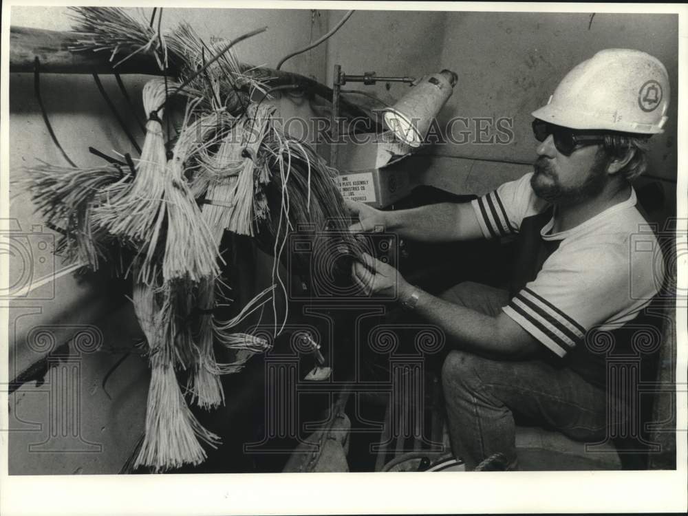 1984 Press Photo Electrician Mike Quinn at Almond and Burt Street Manhole - Historic Images