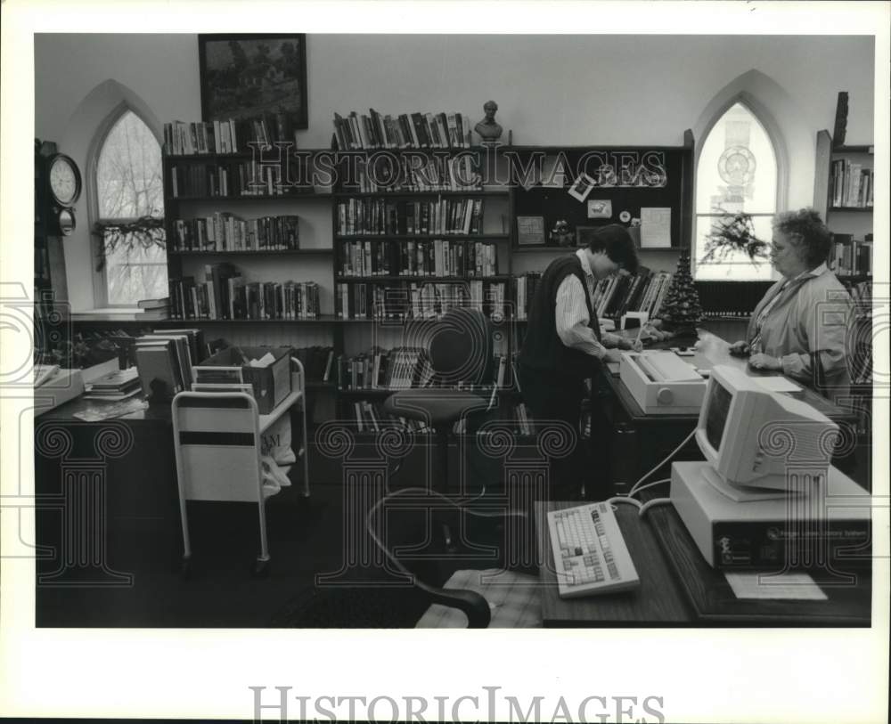 1990 Press Photo Librarian Anne Mlod at Weedsport Library with Helen Stoneburg - Historic Images