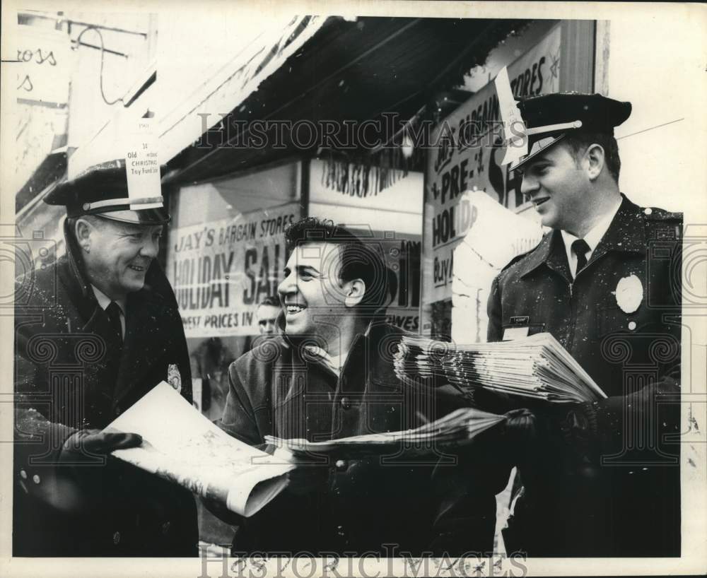 1969 Press Photo Old Newsboys Sell Newspapers in Syracuse - Historic Images