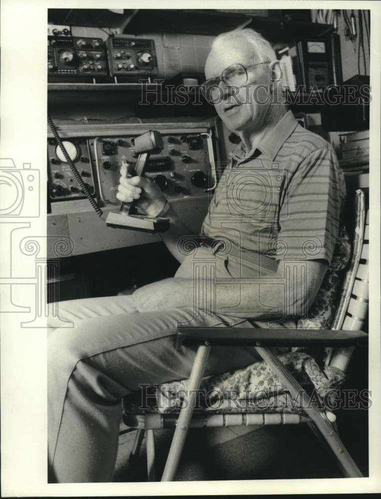Press Photo Warren Smith with Radio Equipment - Historic Images