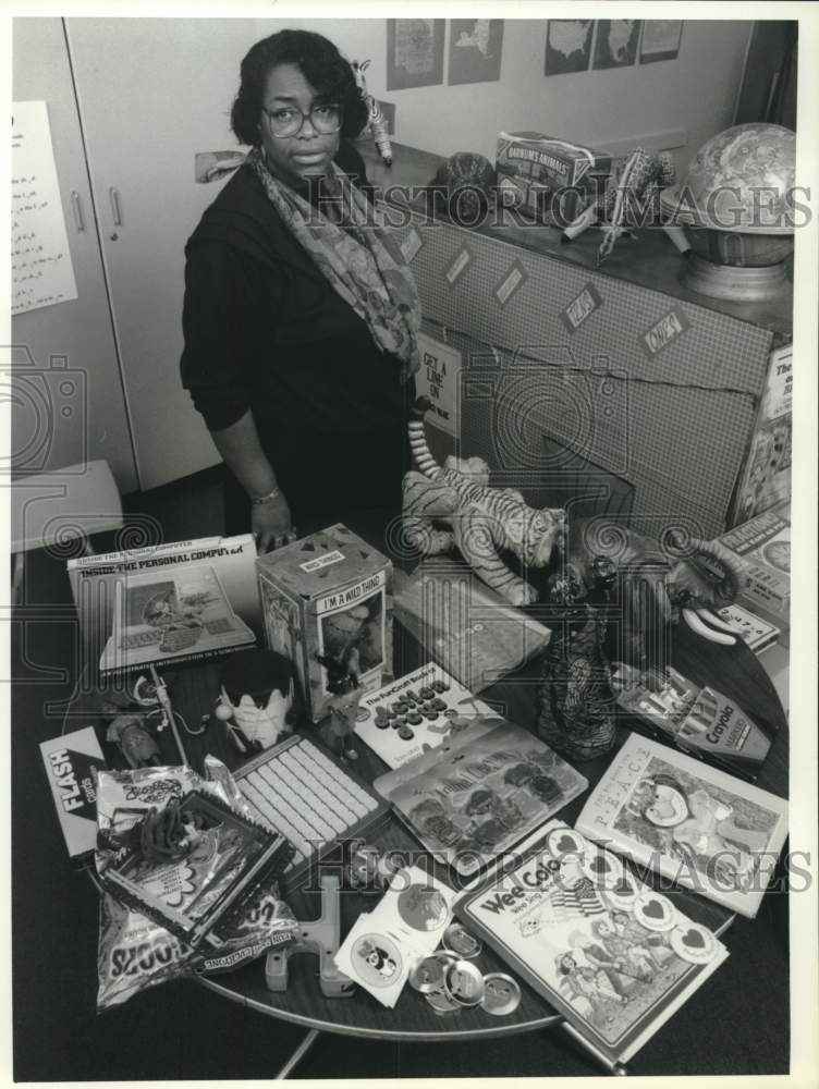 1992 Press Photo Evelyn Williams, Syracuse Danforth School Teacher in Classroom- Historic Images