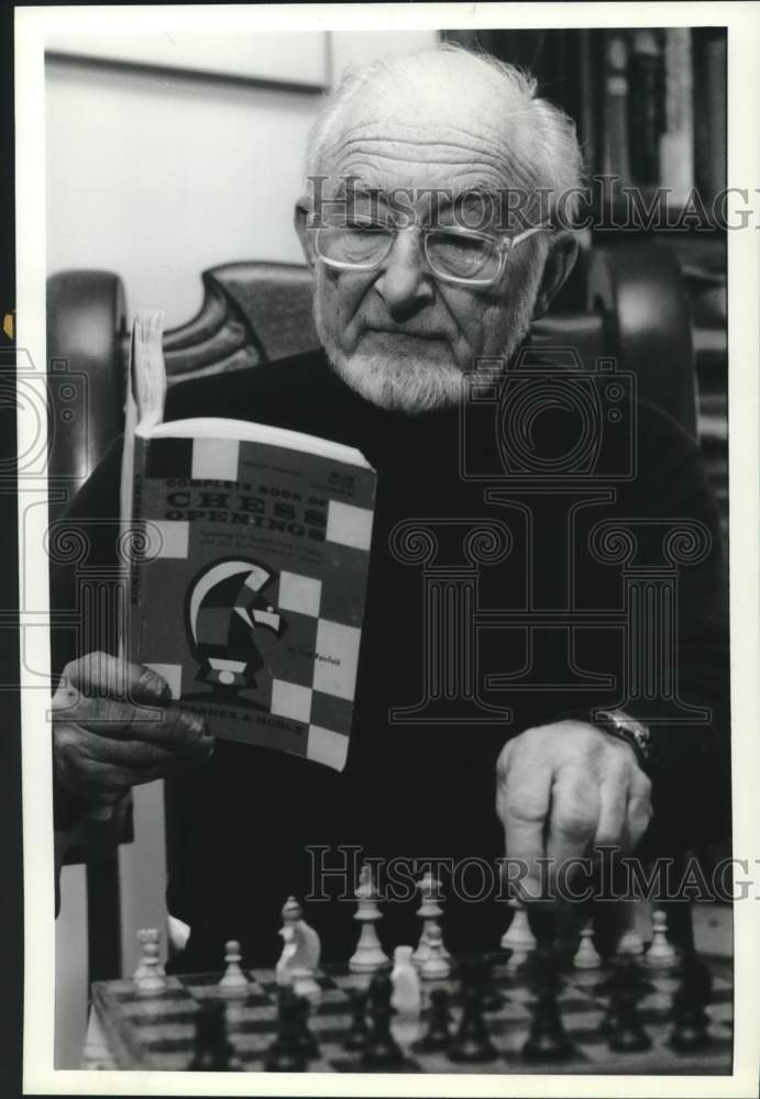 1989 Press Photo Ray Sobol, Alzheimer&#39;s Advocate and Chess Player - sya11607 - Historic Images