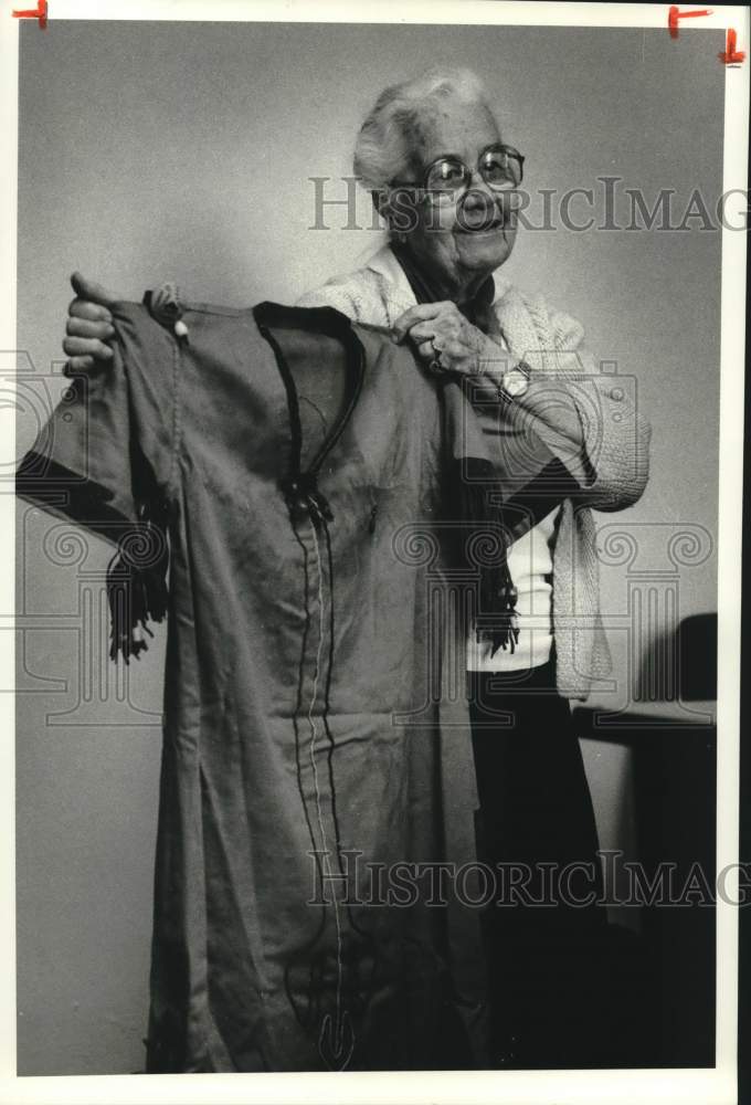 1984 Press Photo Lillian Sedgwick with Dress - Historic Images