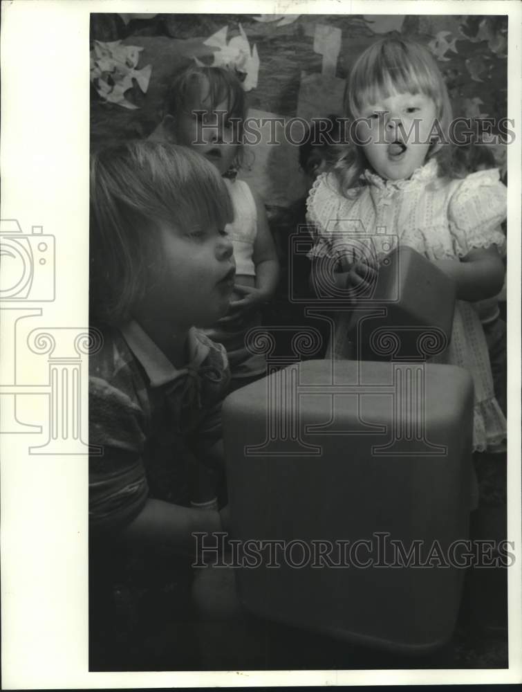 1985 Press Photo Oneida Day Care Students Amy Ward and Jamie Powell with Blocks - Historic Images