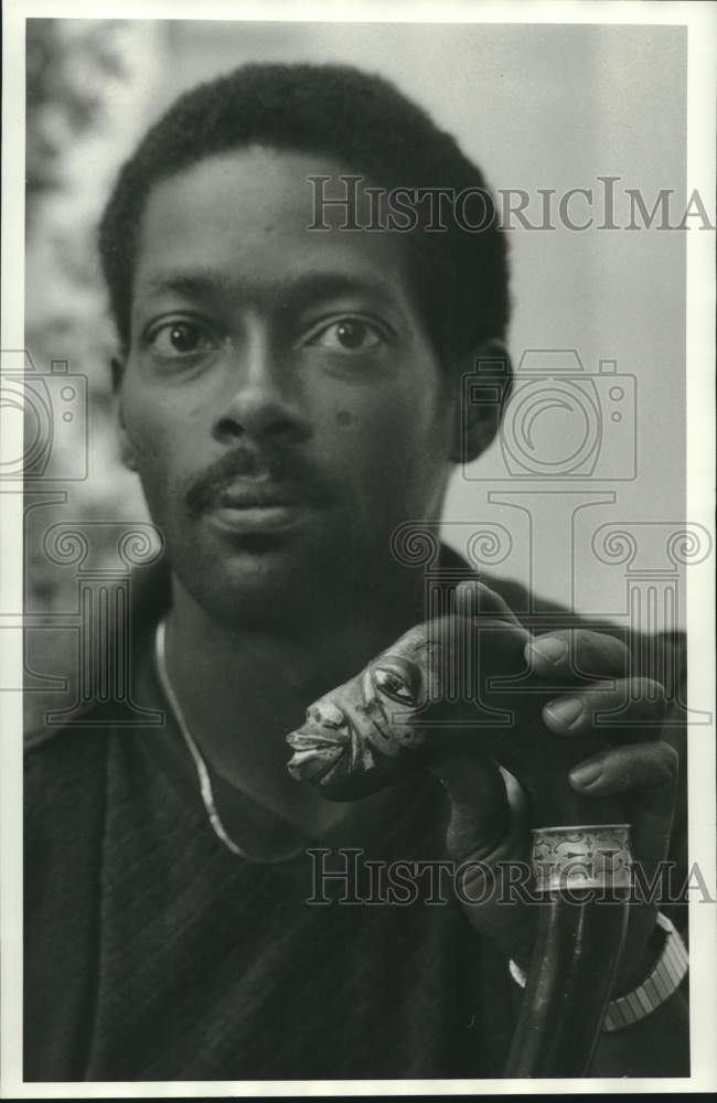 1986 Press Photo Wood Sculptor Tony Williams with Cane - Historic Images