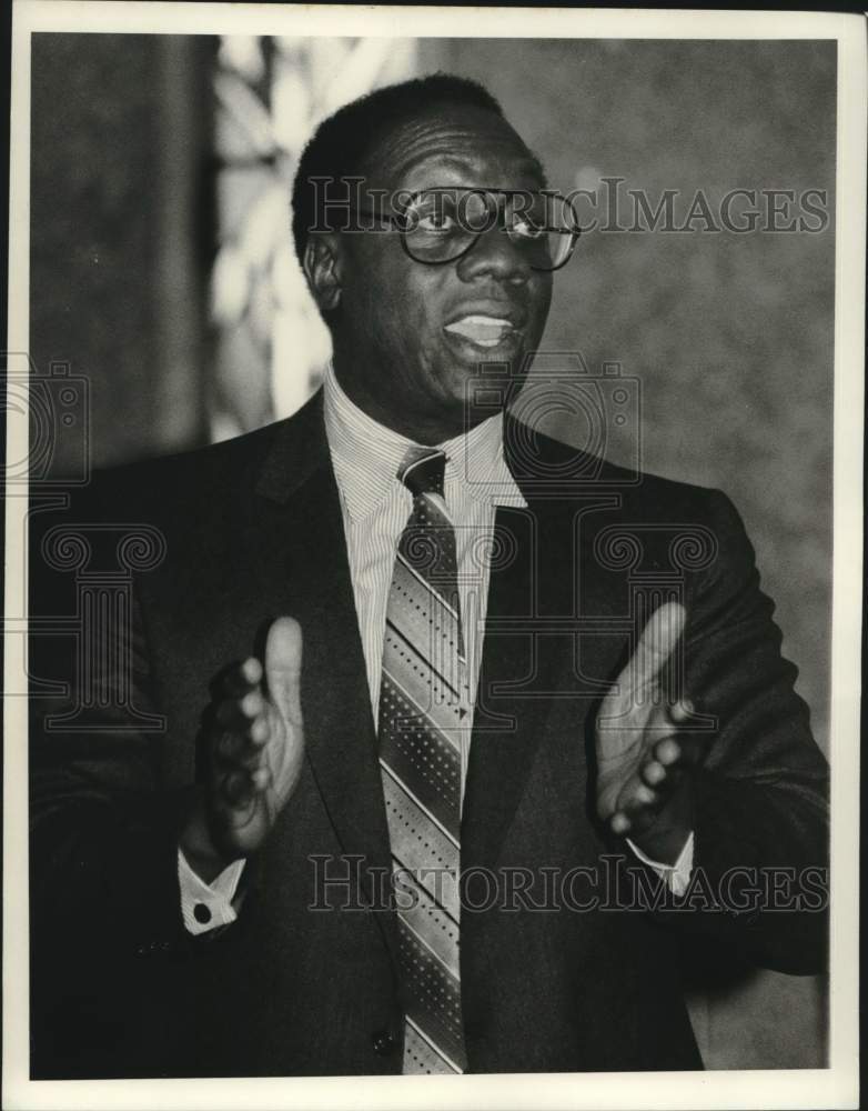 1981 Press Photo Doctor Randolf Nugent in Portrait - Historic Images