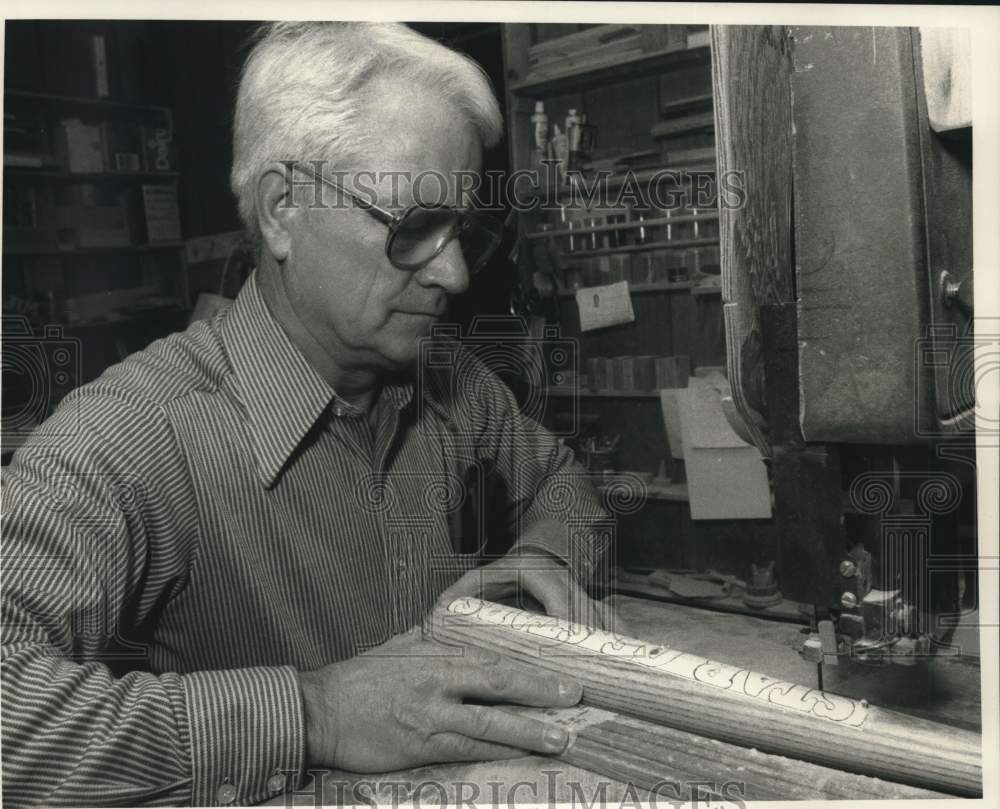 1989 Press Photo Tom Mattimmore, North Syracuse Resident Engraving Baseball Bat - Historic Images