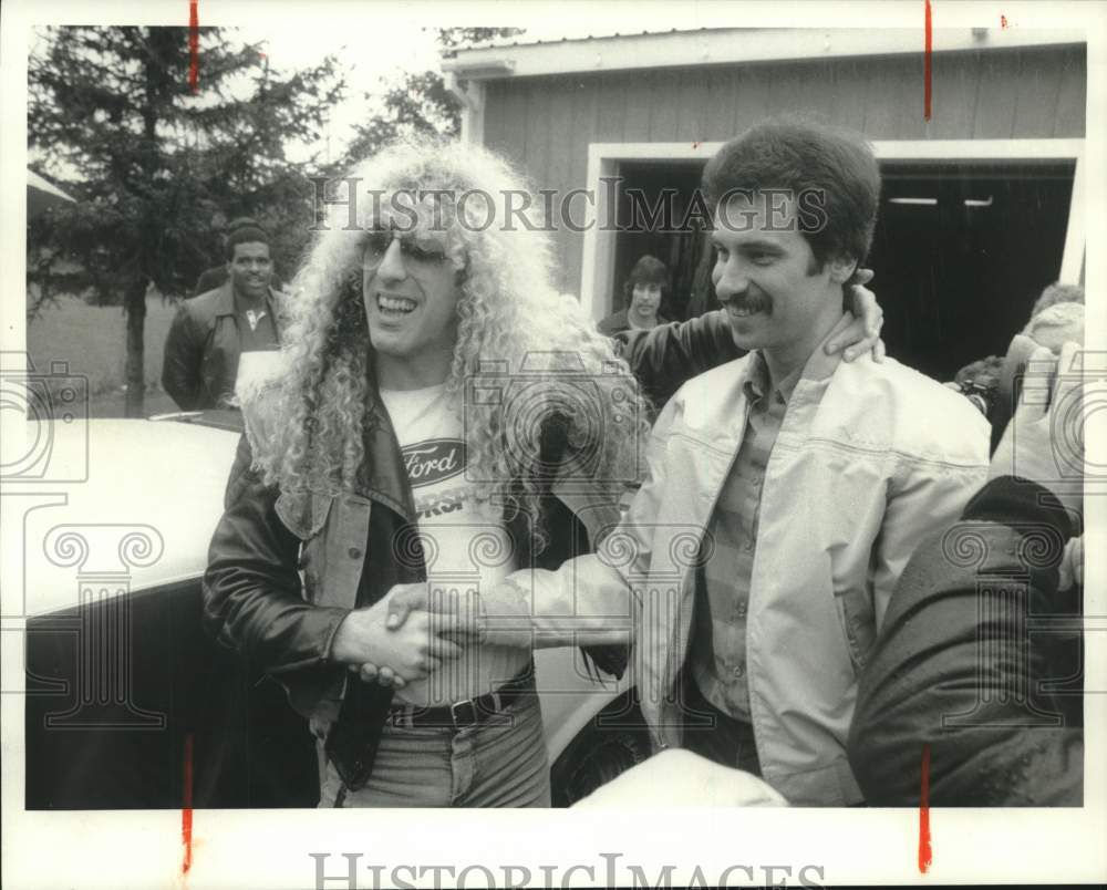 1985 Press Photo Dee Snider, Rock Musician with Fan - Historic Images