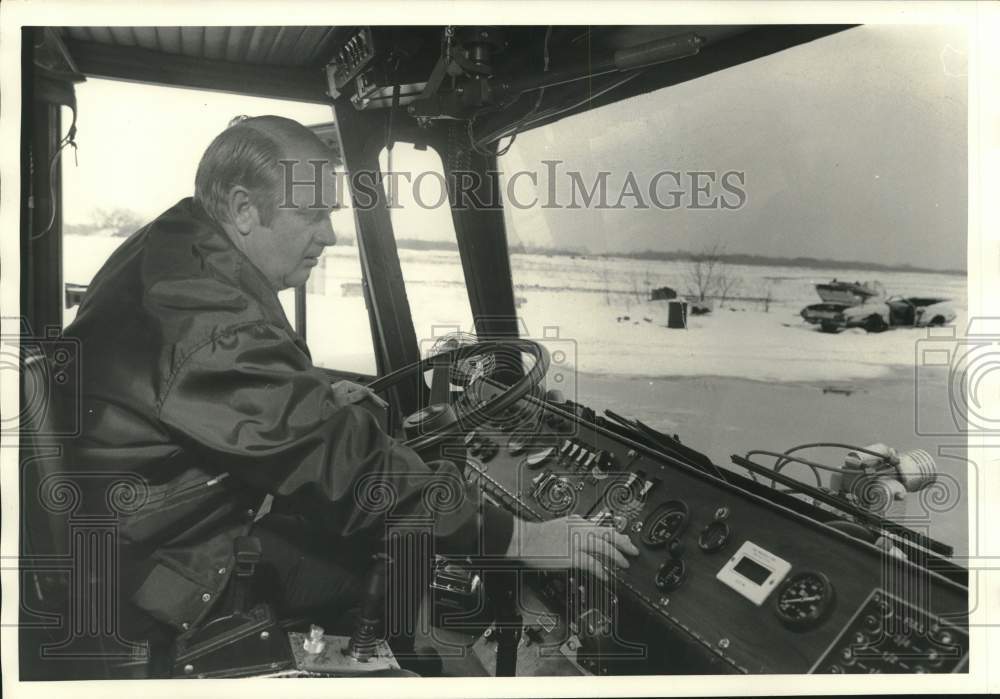 1988 Press Photo dick Gustafson Driving Hancock Airport Fire Department Truck - Historic Images