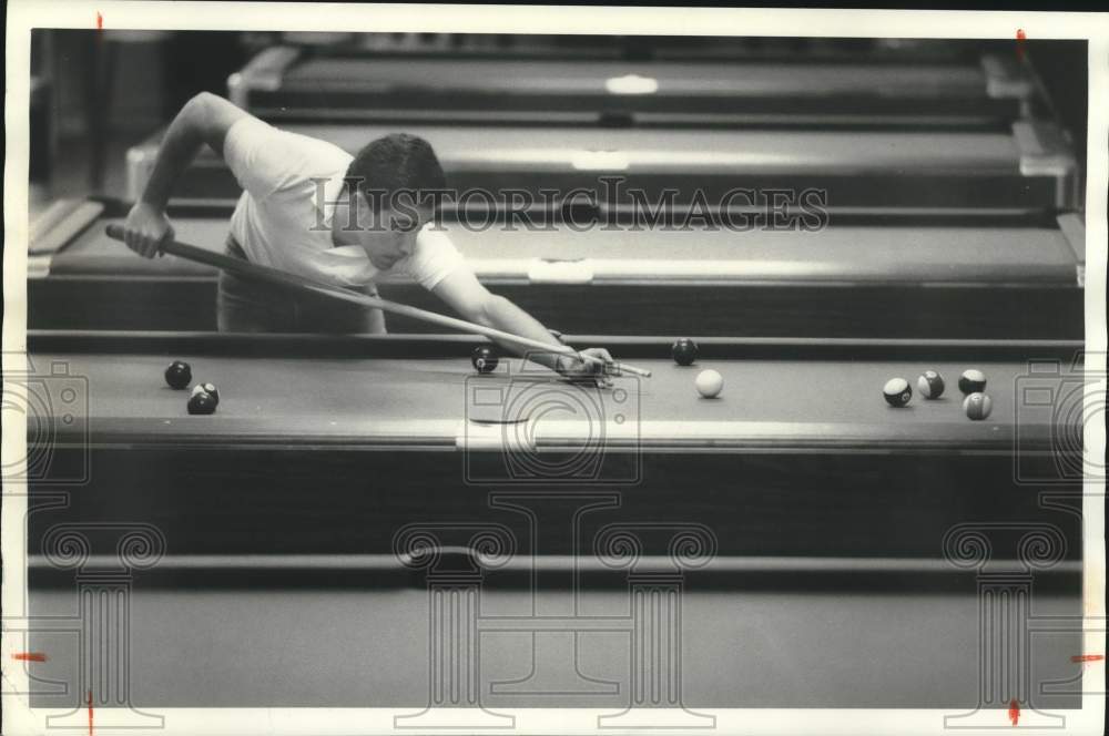 1986 Press Photo Joe Giffune Playing Pool at Schine Student Center Game Room- Historic Images