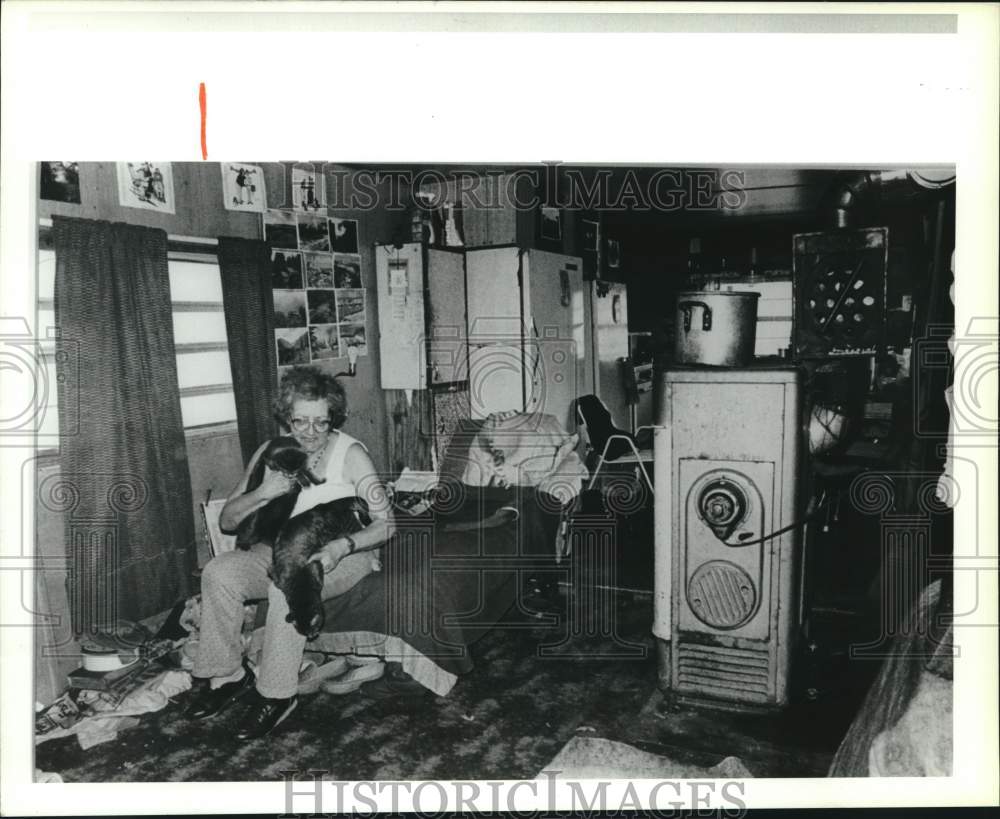 1990 Press Photo Madison County Resident Helen with Pets in Colgate Exhibit- Historic Images