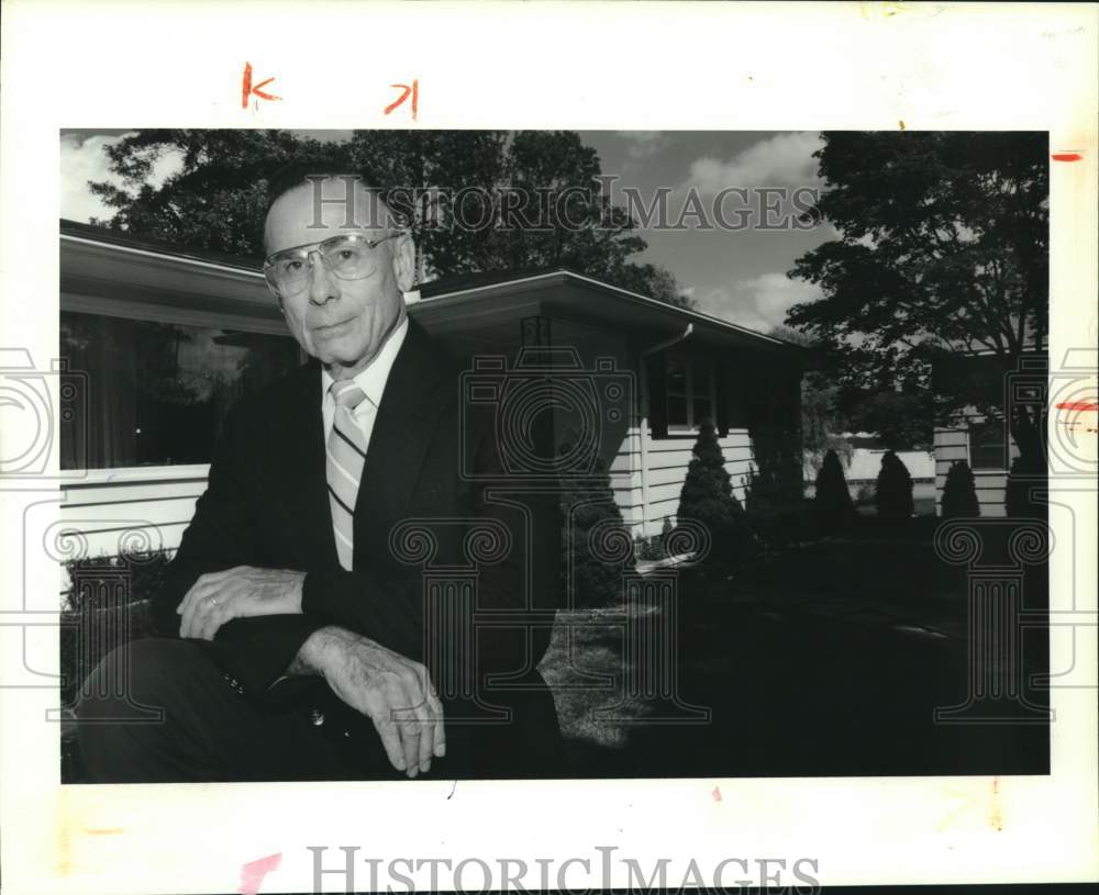 1991 Press Photo James C. Moochler, Auburn New York Police Chief at Owasco Home - Historic Images