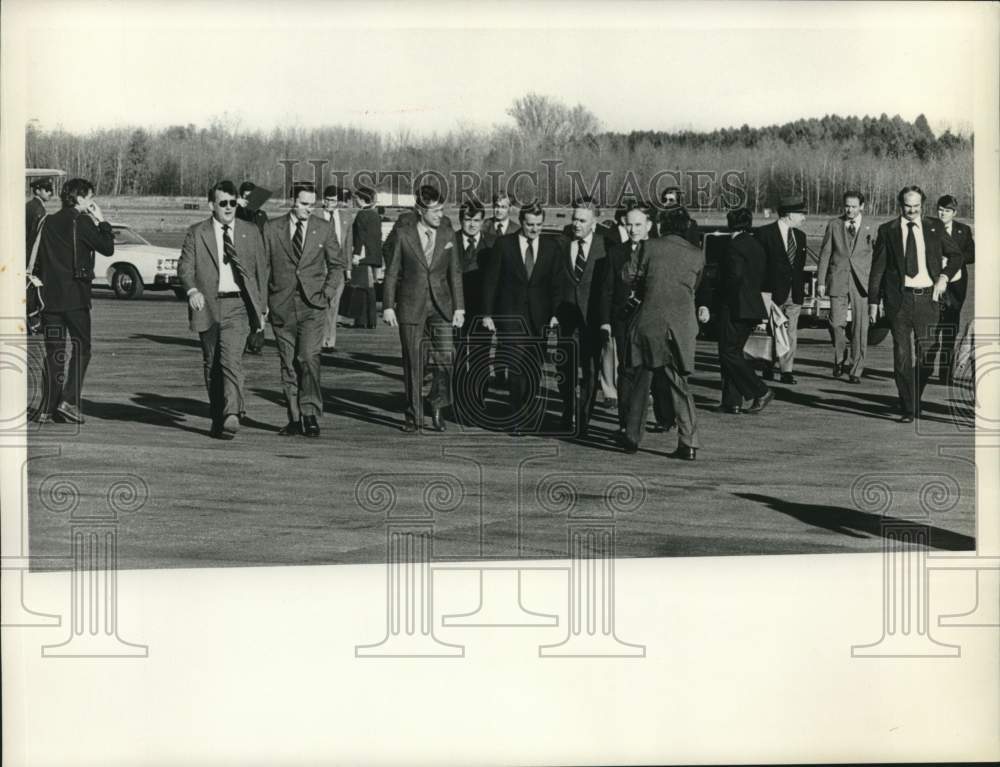 1978 Press Photo Walter Mondale Walking with Crowd of Supporters - Historic Images