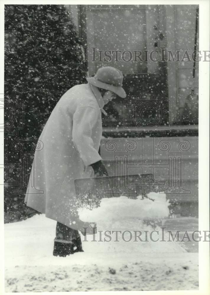 1991 Press Photo Ida Wilson Shoveling Snow at Watertown Residence - Historic Images