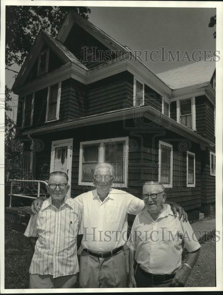 1987 Press Photo George Massett with Brothers at Home on Teal Avenue - Historic Images