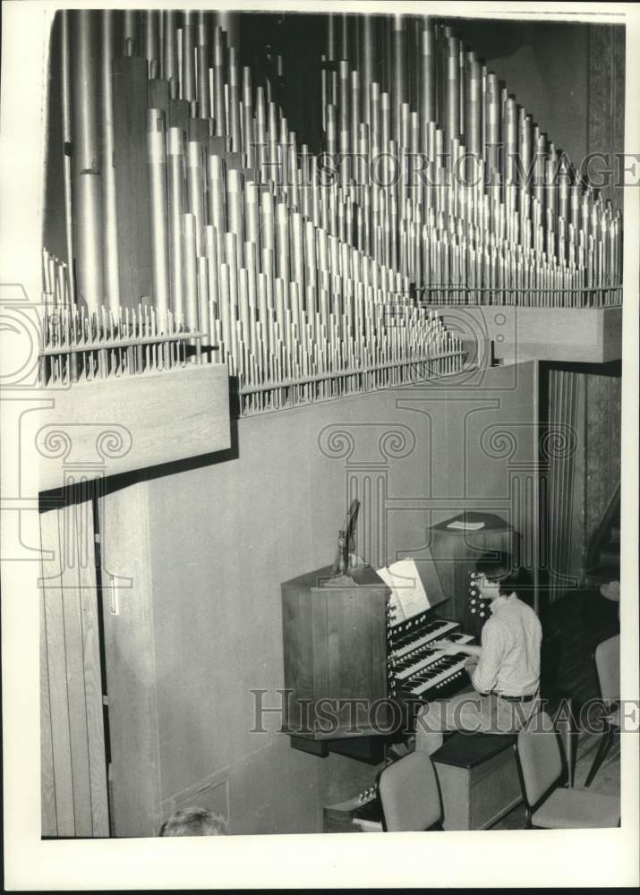 1985 Press Photo Glenn Kime Music Director at First Universalist Church Organ - Historic Images