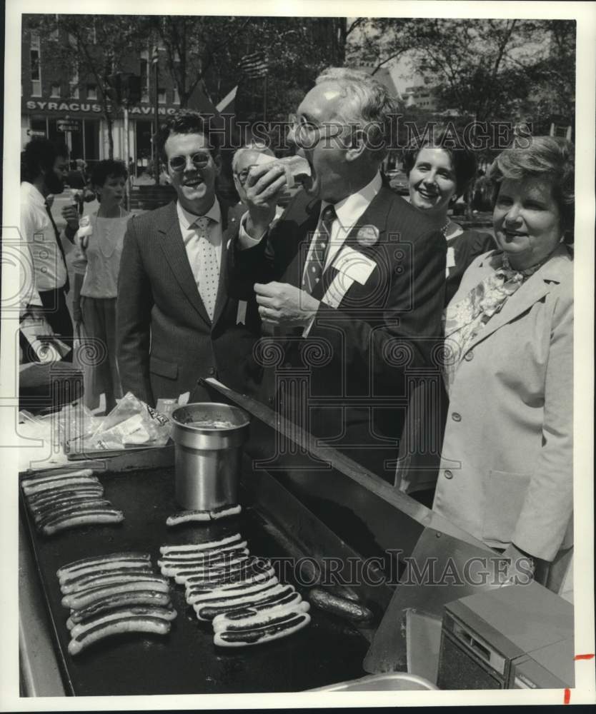 1986 Press Photo Andrew O&#39;Rourke at Syracuse Square Hotel Hot Dog Stand - Historic Images