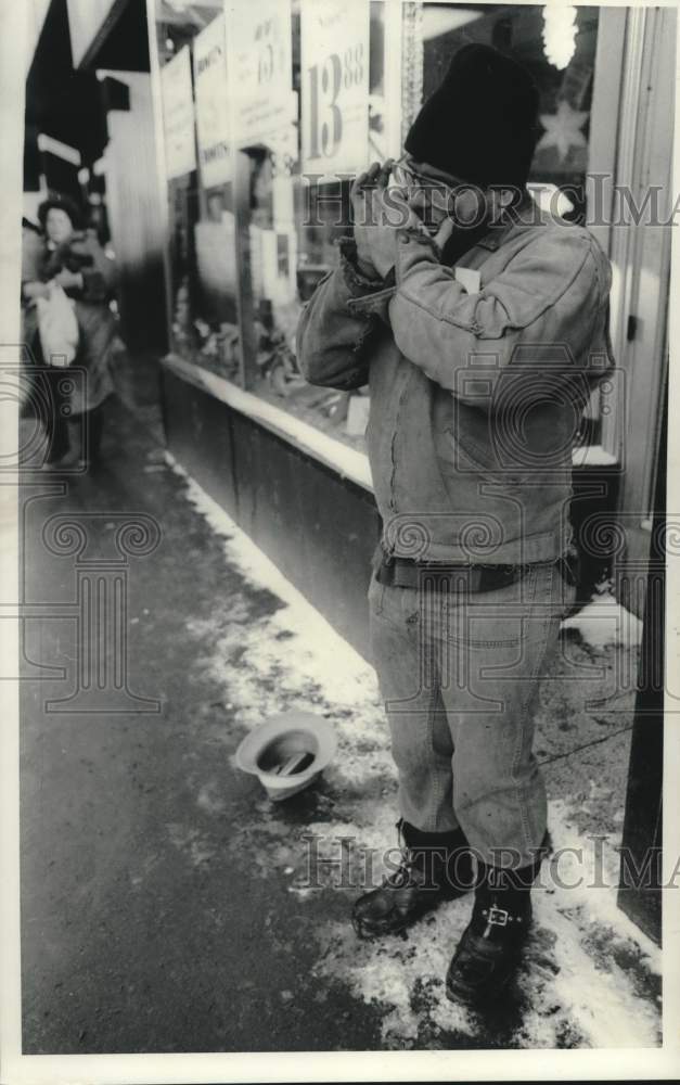 1985 Press Photo Harmonica Player Kit Dulcey at McDonald&#39;s Entrance - Historic Images