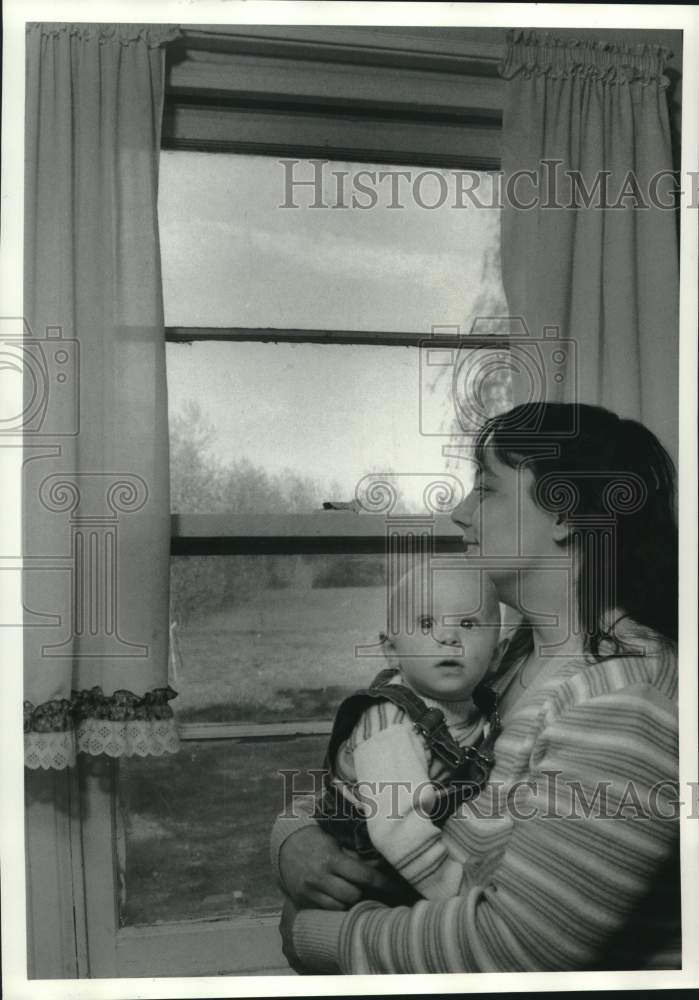 1987 Press Photo Susan Dupra with Son Allan at Kitchen Window - Historic Images