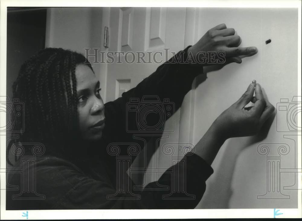 1992 Press Photo Debra Othman at Bedroom Gun Shot Hole with Bullet - Historic Images