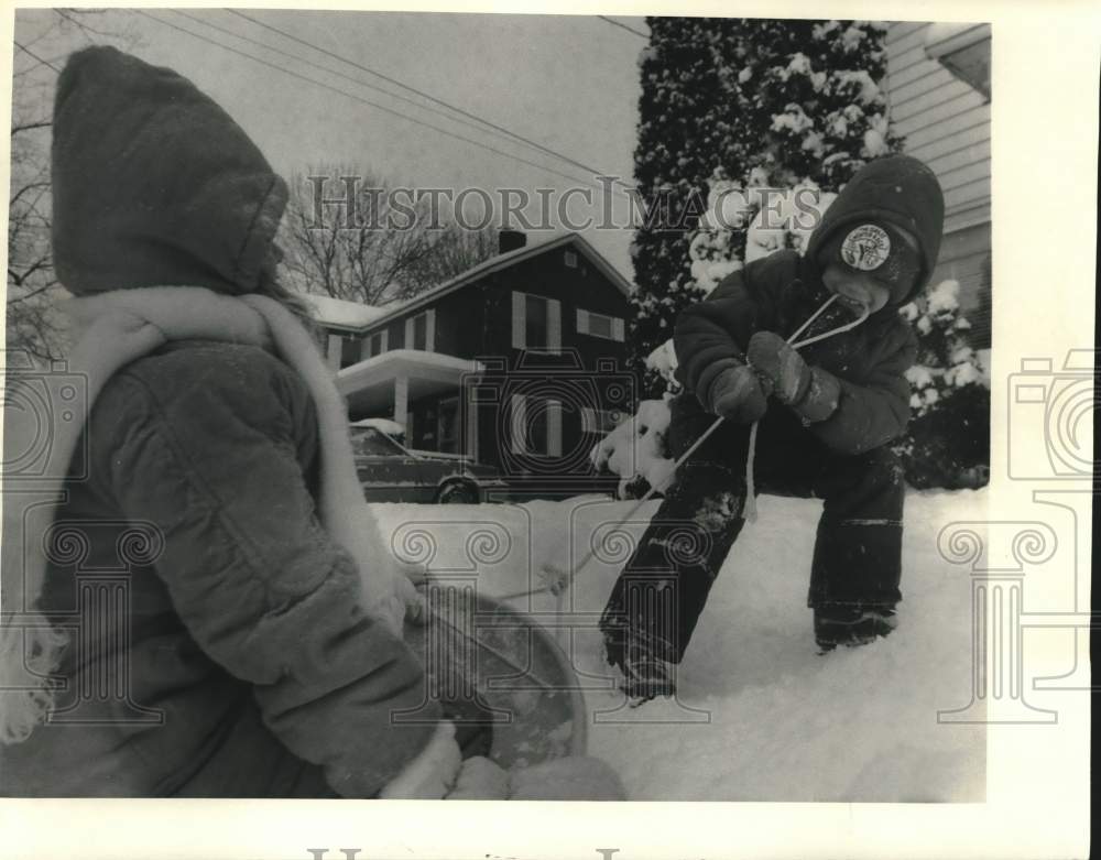 Press Photo Steven Colella Carrying Sled in Snow on Genesee Street in Auburn - Historic Images