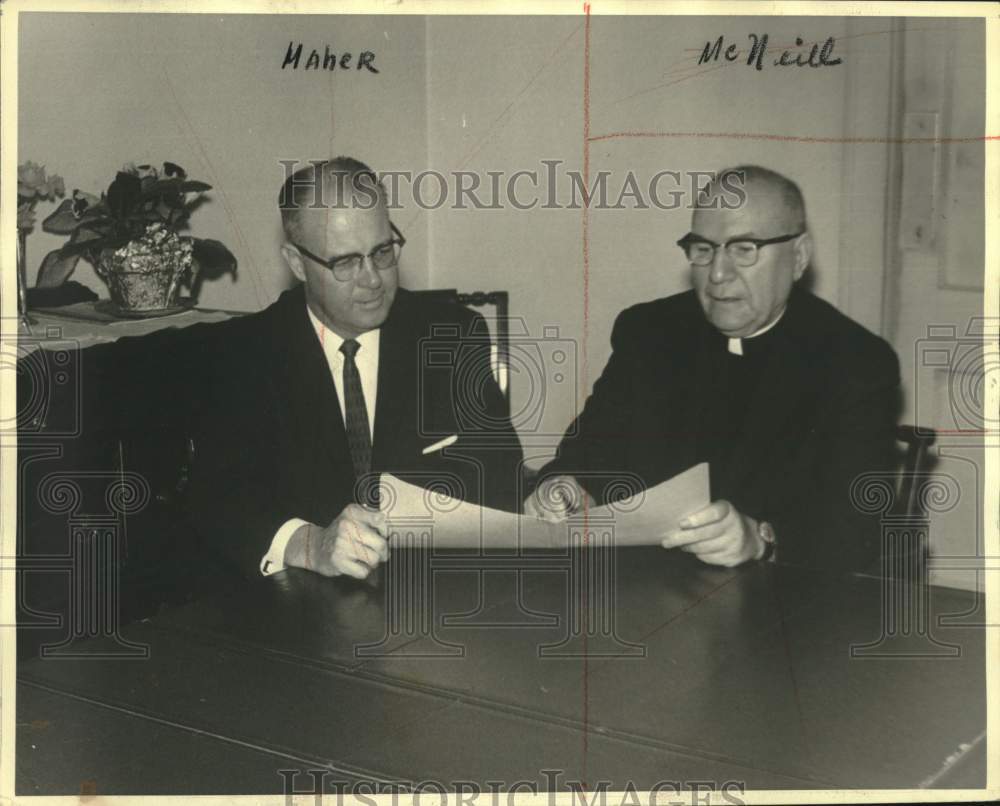 1984 Press Photo Reverend Thomas F. McNeil at Meeting - Historic Images