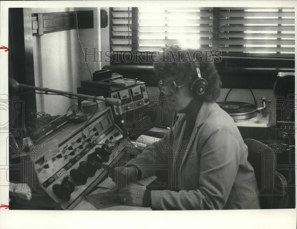 1985 Press Photo Pat McKeown at Radio Station - Historic Images