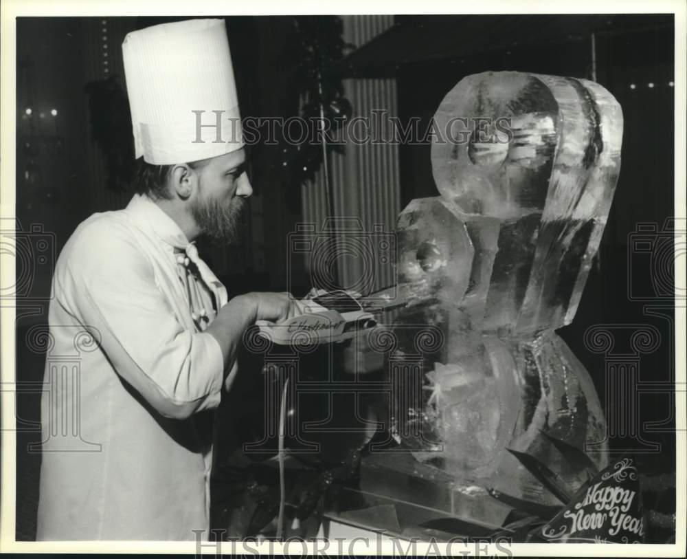 1988 Press Photo Ice Carver Earl Hardendorf at Hotel Syracuse for New Years Eve - Historic Images