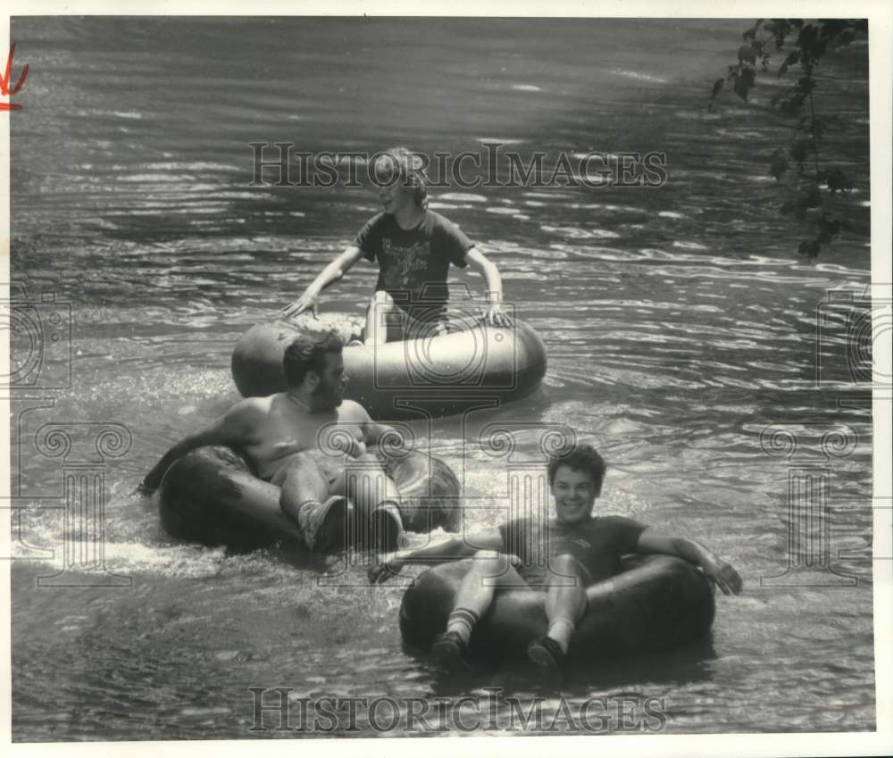 1987 Press Photo Larry Fisk and Friends Floating in Inner Tubes at Oneida Creek - Historic Images