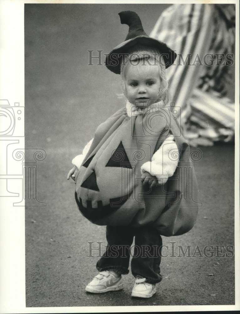 1986 Press Photo Sara Campbell at Sesame Street Halloween Party in Liverpool - Historic Images