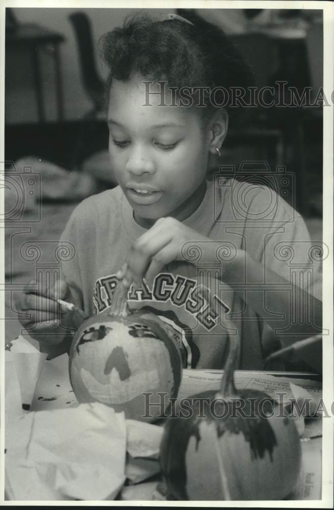1987 Press Photo Alayna Jackson Painting a Pumpkin on Halloween - Historic Images