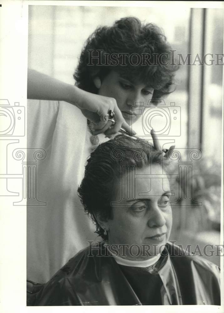 1985 Press Photo Hair Stylist Kym Staab of Marie&#39;s Hair Fashion and Boutique - Historic Images