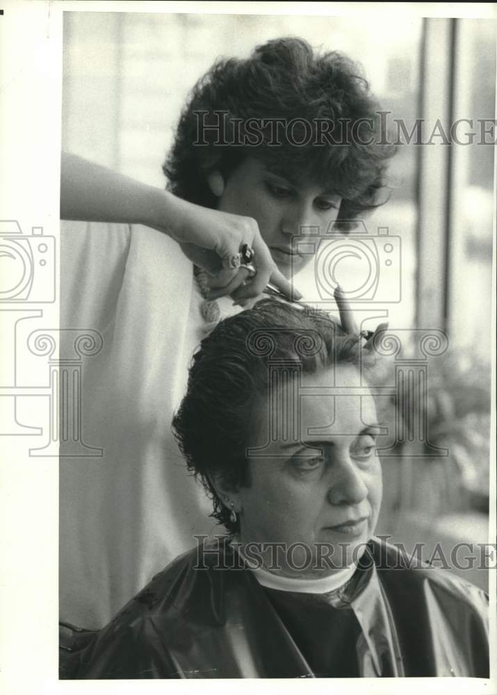 1985 Press Photo Hair Stylist Kym Staab of Marie's Hair Fashion and Boutique - Historic Images