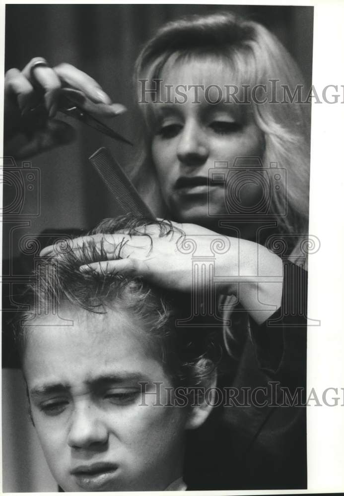 1992 Press Photo Stylist Rosanne Danielak Gives Hair Cut at Delaware Academy - Historic Images