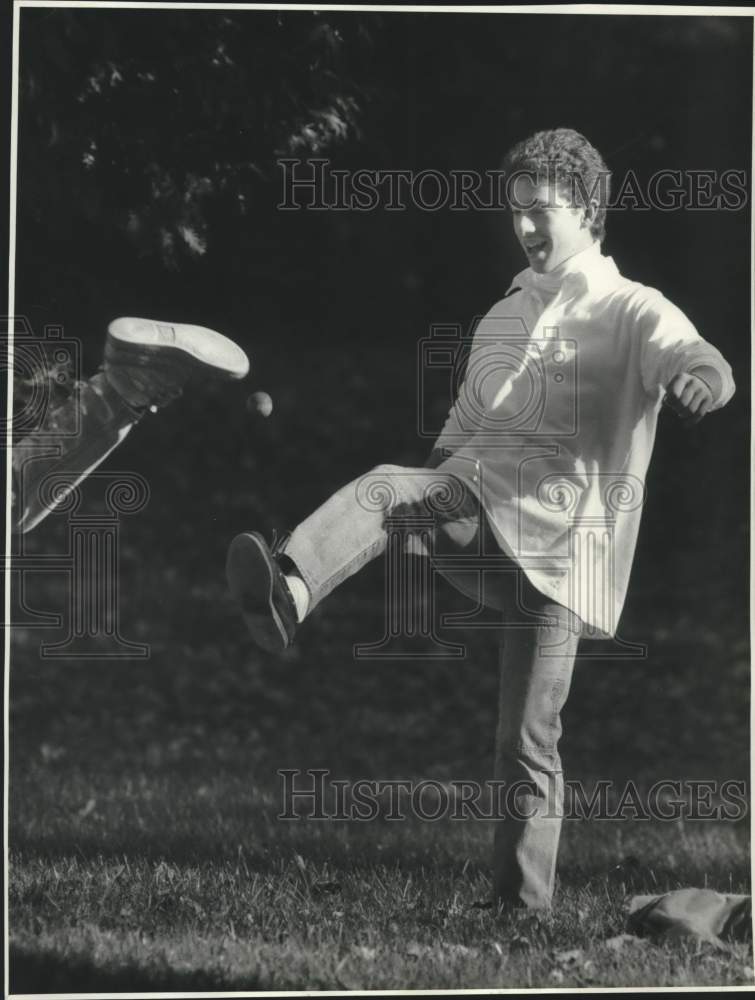 1986 Press Photo Brian Janack Playing Hacky Sack at Green Lakes Park in New York - Historic Images
