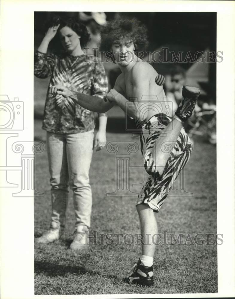 1989 Press Photo Kathy Hughes and PJ Roberts Playing Hacky Sack at Onondaga Park - Historic Images
