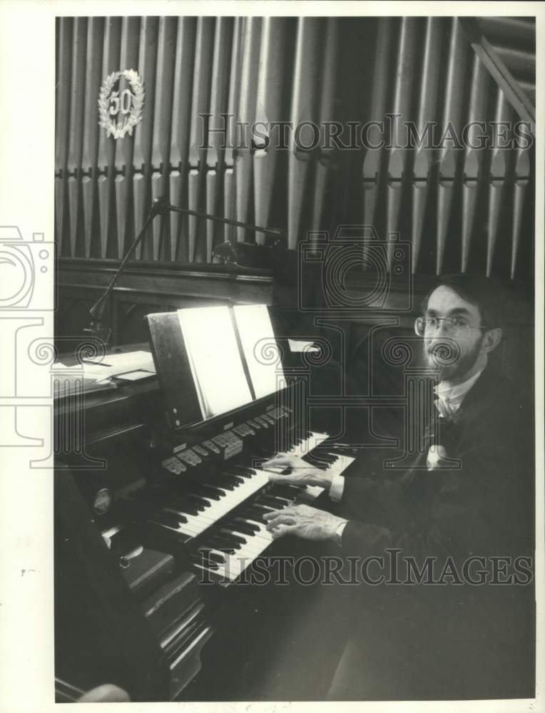 1984 Press Photo Noel Heinze, Organ Player at St. John's Episcopal Church - Historic Images