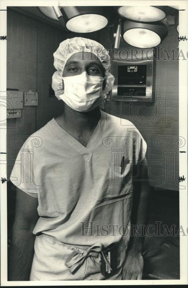 Press Photo Doctor Ralph Mosca at Surgery Area - Historic Images