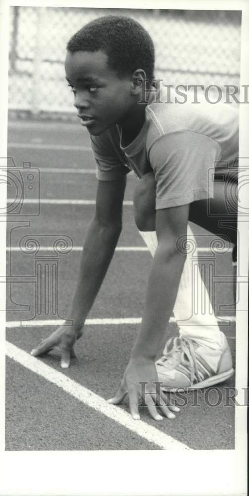 1987 Press Photo Bernard Pate at Junior Olympics 100 Meter Track Race - Historic Images