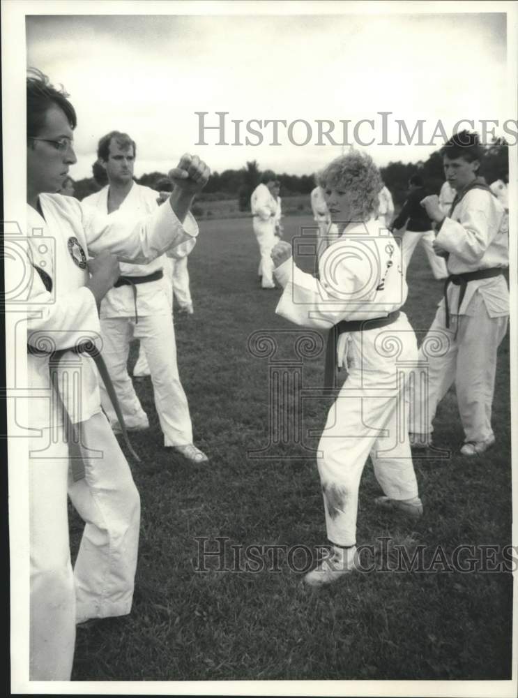 1986 Press Photo Ann Parkhurst at Kang Duk Won Karate Camp Sparring Exercise- Historic Images