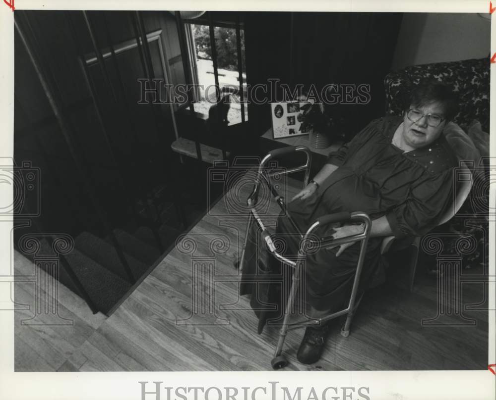 1992 Press Photo Pat Felt at Manlius Center Road Group Home in Fremont - Historic Images