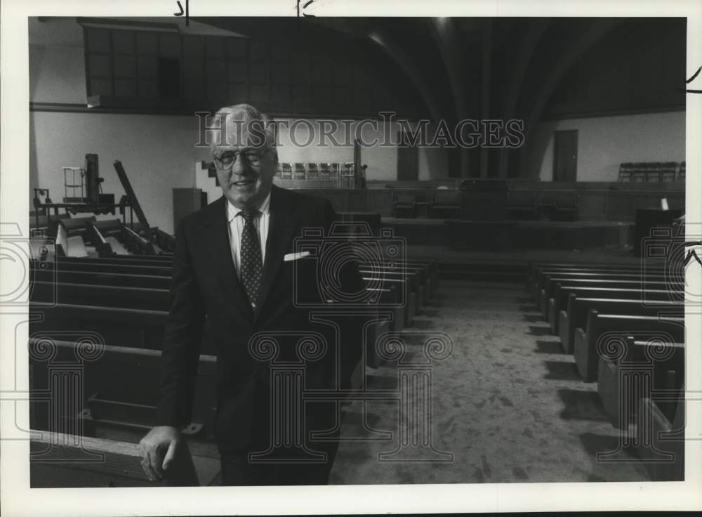 1991 Press Photo Doctor Bruce Jones at North Syracuse Baptist Church Chapel - Historic Images