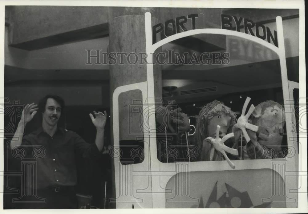 1988 Press Photo Puppet Show at Port Byron Galleries Handicapped Art Festival - Historic Images