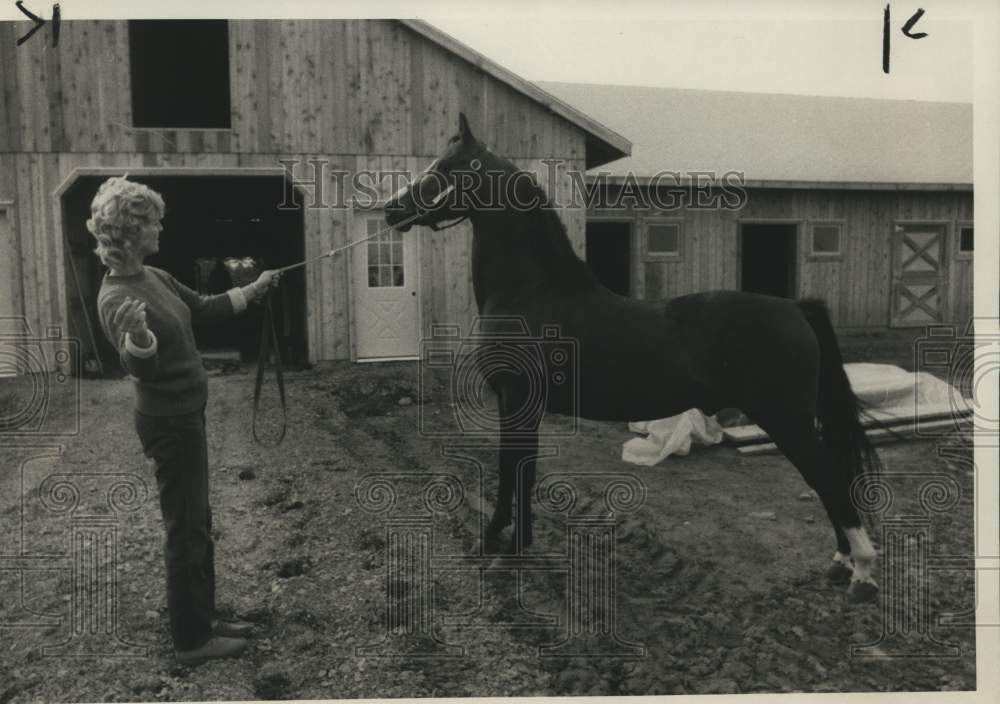 Press Photo Janie Murphy with Horse at Barn - sya15329 - Historic Images