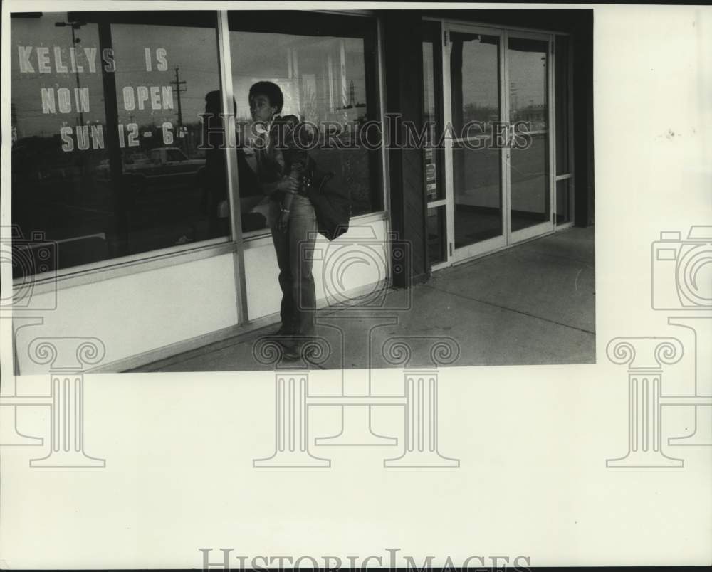 1985 Press Photo Visitor at Kelly&#39;s Fitness Center Building Window - sya15397 - Historic Images