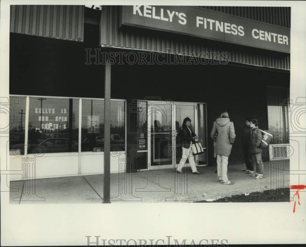 1985 Press Photo Visitors at Kelly&#39;s Fitness Center Building Entrance - Historic Images