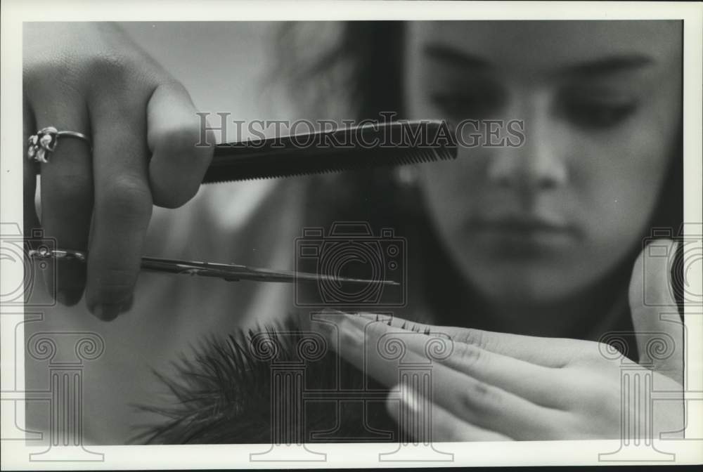 1991 Press Photo Jennifer Redden Giving Hair Cut in Oneida New York - Historic Images